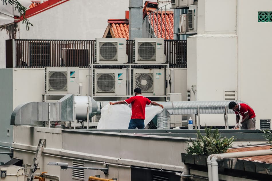 Conjunto de unidades condensadoras instaladas na cobertura de um prédio comercial