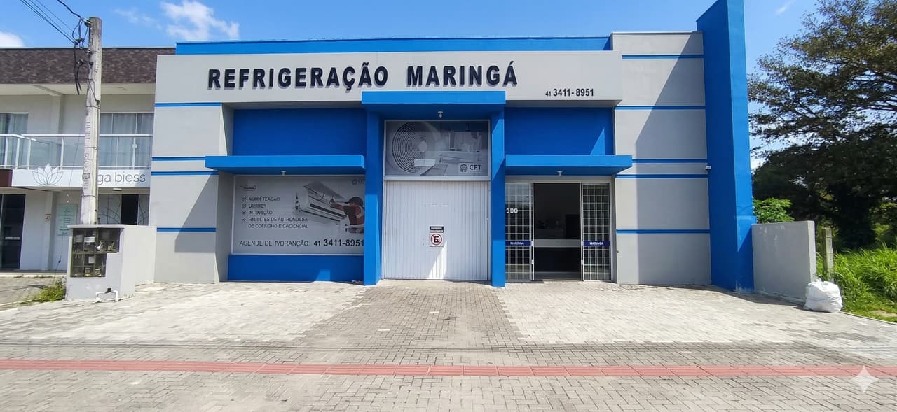 Fachada da loja, ainda com a placa do nome anterior (Refrigeração Maringá), na Rua Tiago Pedroso, em Guaratuba, Paraná
