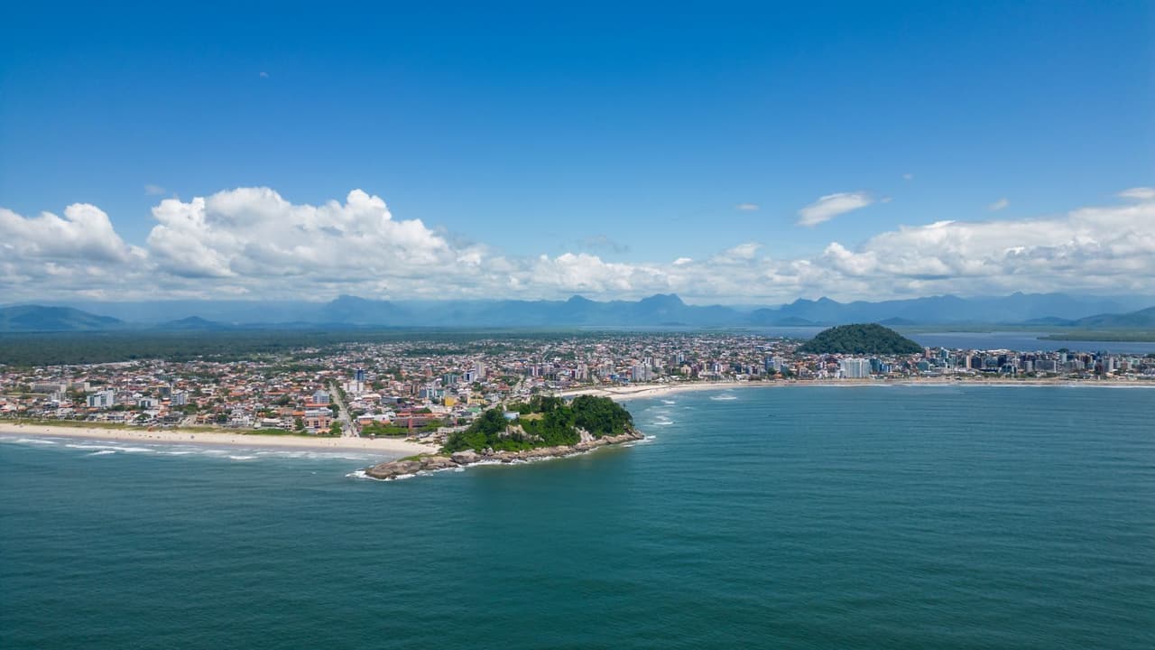 Vista aérea de praia do litoral com mar e faixa de areia